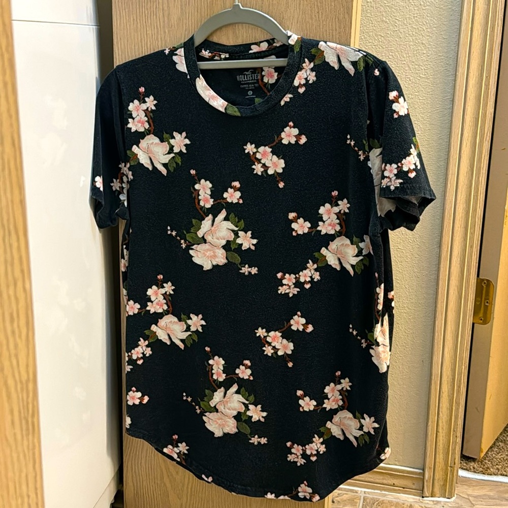 Men’s hollister shirt